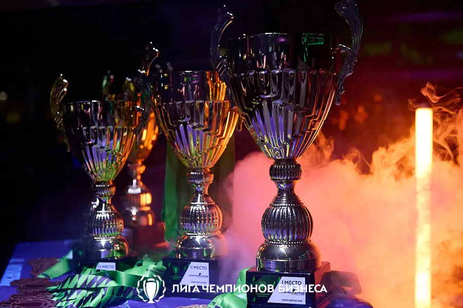 Кубки Лиги чемпионов бизнеса в дыму на сцене